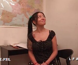 Halka açık yerlerde sevişme erotik video gizli kamera 065
